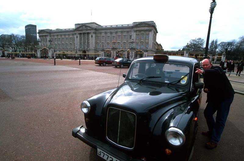 London-Taxi_at_Buckingham_Palace